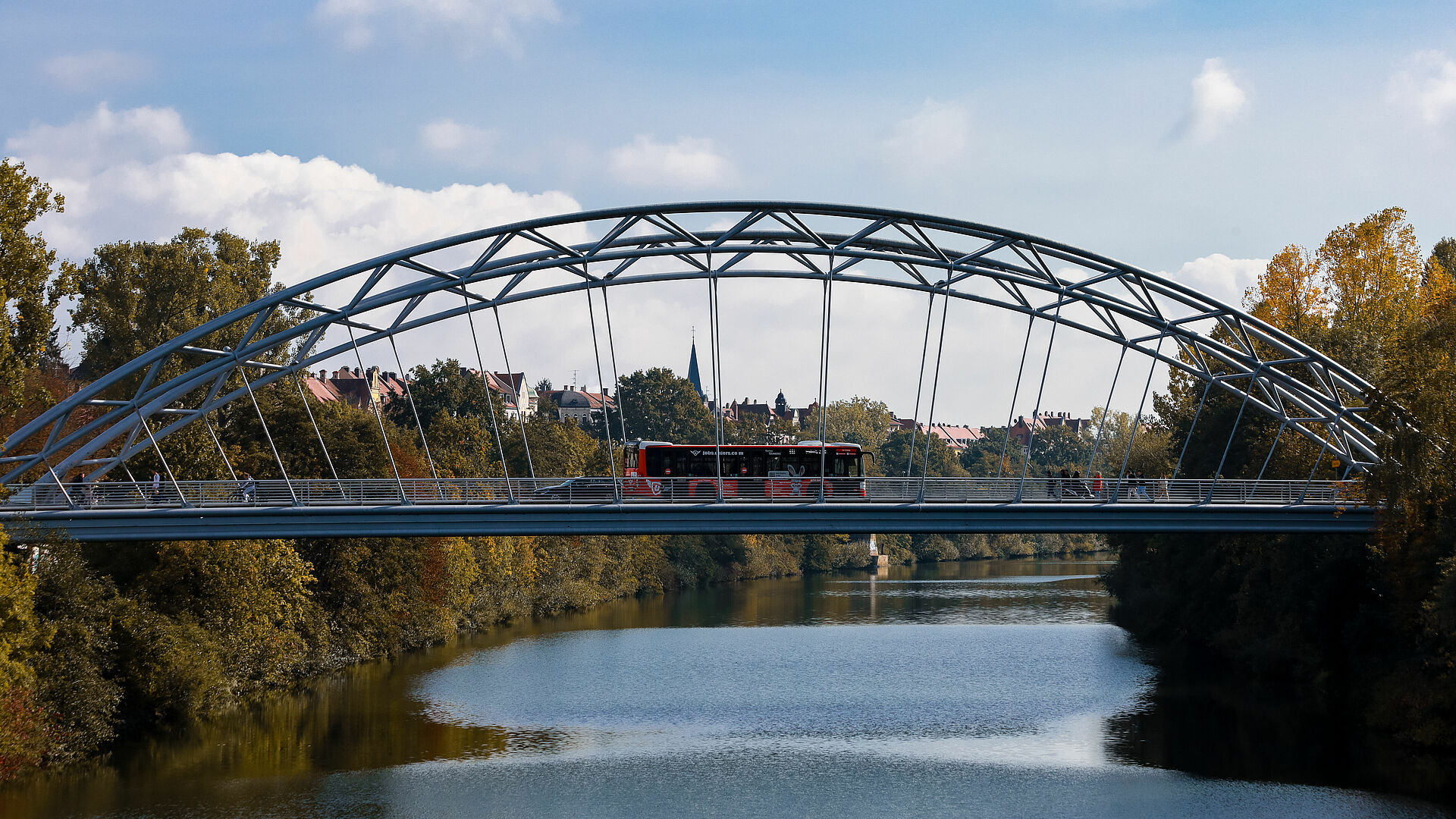 Bus fährt über Luitpoldbrücke im Herbst