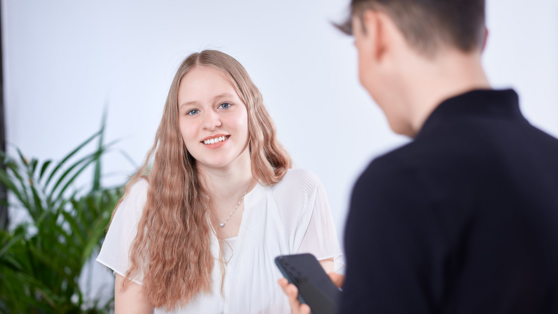 Ausbildung zur Industriekauffrau Lisa Kellner lächelt in die Kamera