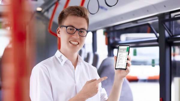 Busfahrer hält Smartphone mit VGN-App hoch Busfahrer hält Smartphone mit VGN-App hoch