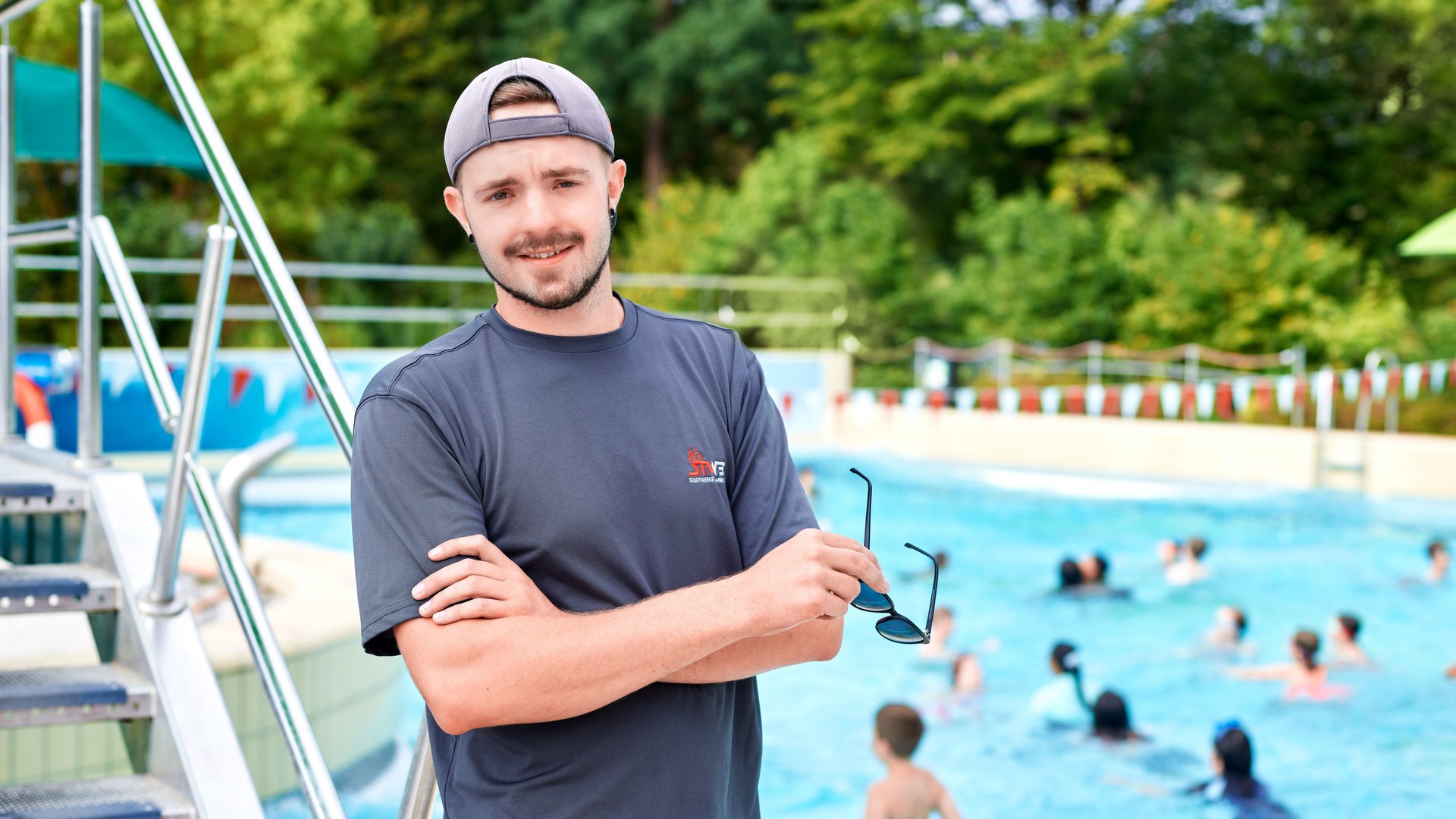 Auszubildender hat Wasseraufsicht im Freibad Wasseraufsicht im Freibad