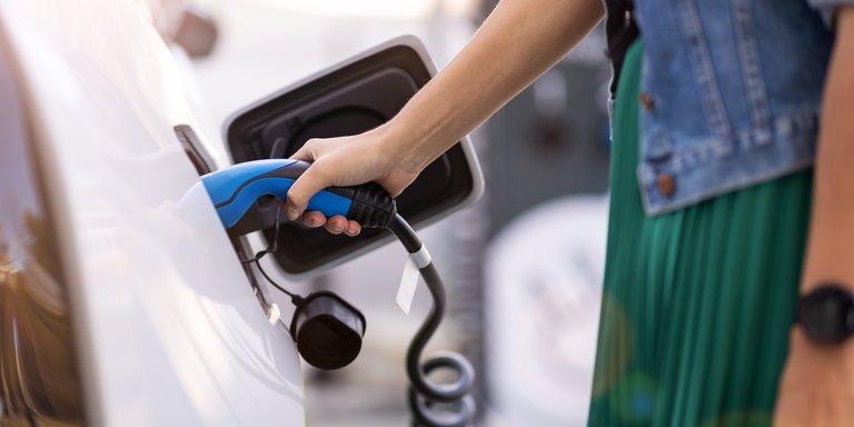 E-Auto beim Laden E-Auto beim Laden