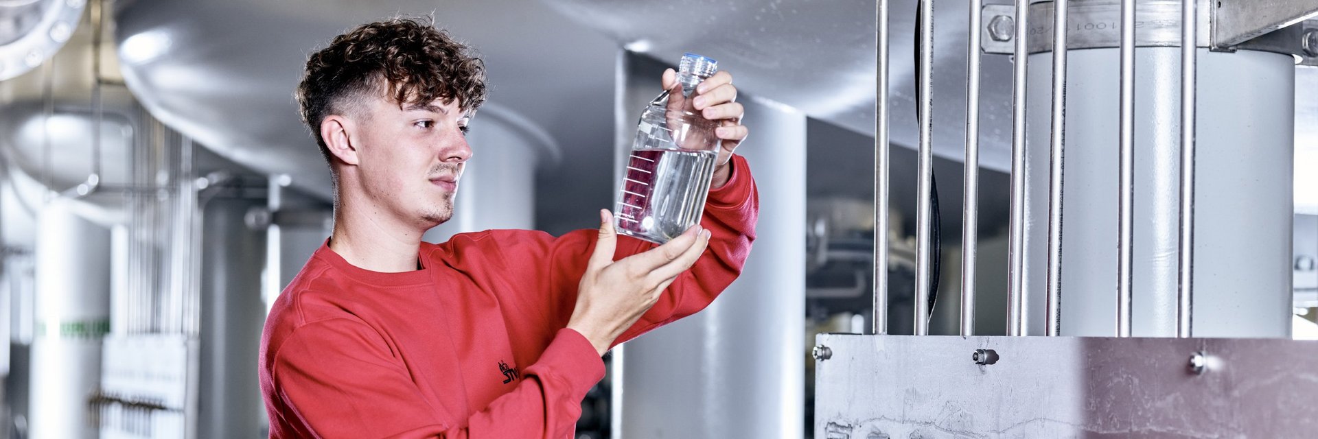 Auszubildender untersucht Wasserprobe Auszubildender untersucht Wasserprobe