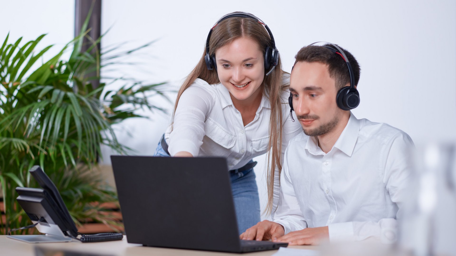Ausbildung STWB Dialog Ausbildung STWB Dialog- Mann und Frau schauen zusammen auf einen Bildschirm