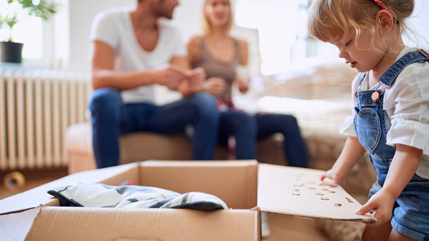 Umzug Familie Kind Karton Kleinkind öffnet Umzugskartons