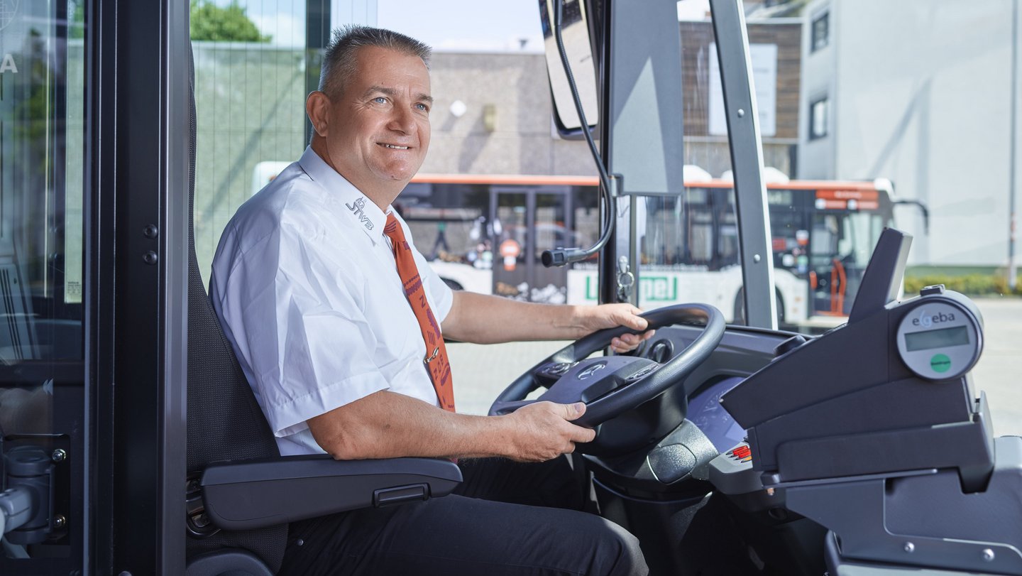 Busfahrer am Steuer