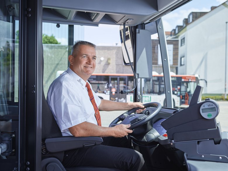 Busfahrer am Steuer