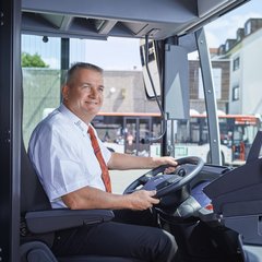 Busfahrer am Steuer