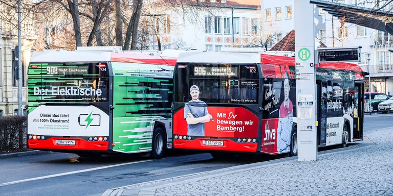 Zwei Elektrobusse am ZOB