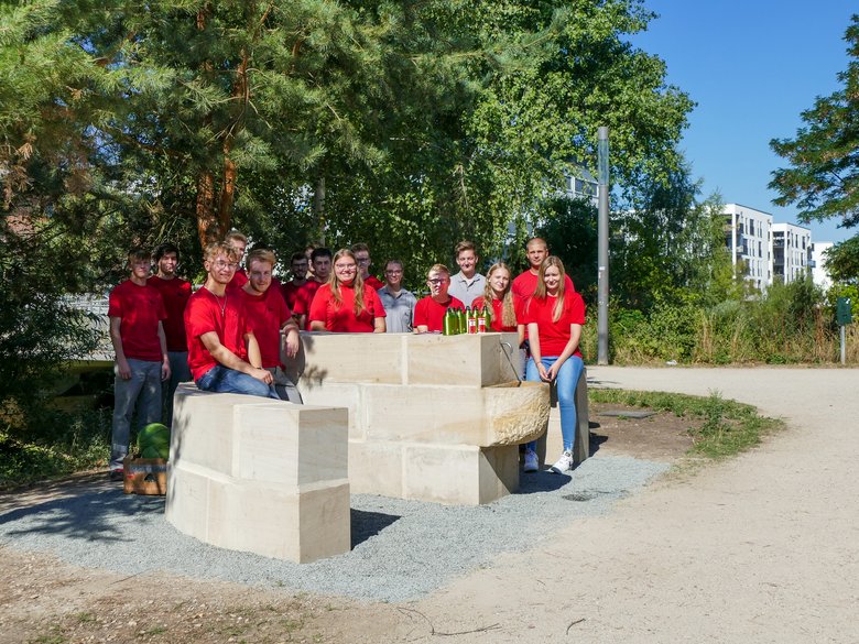 Stadtwerke-Azubis nehmen neuen Trinkwasserbrunnen auf der ERBA-Insel in Betrieb