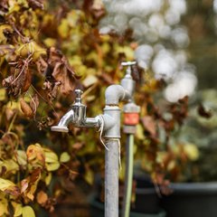 Wasserhahn im Garten