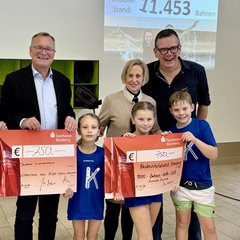 Kinder helfen Kindern: Oberbürgermeister verliert Schwimmwette