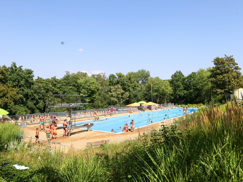 Freibad Gaustadt feiert 70. Geburtstag: Kostenloser Eintritt von 8 bis 20 Uhr Becken mit Sprungturm und Grünanlagen Freibad Gaustadt in Bamberg