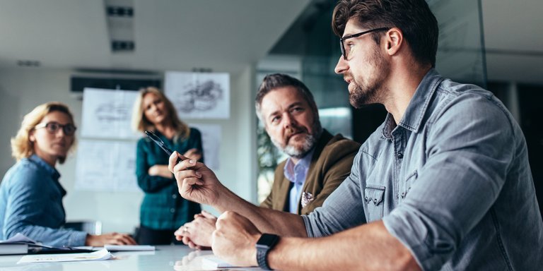 Gruppe von Mitarbeitenden im Büro