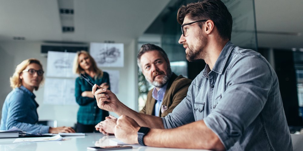 Gruppe von Mitarbeitenden im Büro Gruppe von Mitarbeitenden im Büro