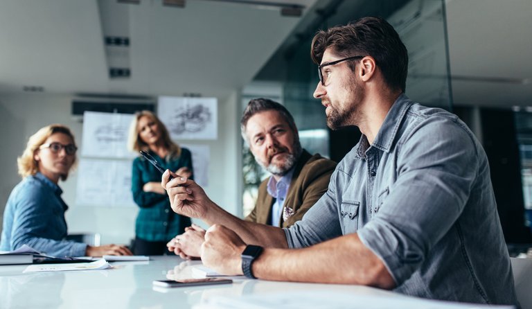 Gruppe von Mitarbeitenden im Büro