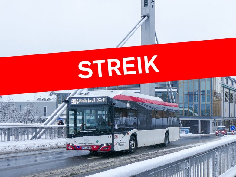 Streik Busse Busse fährt im Winter über Brücke mit Textbanner Streik