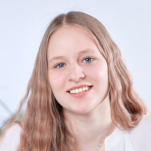 Ausbildung zur Industriekauffrau Lisa Kellner lächelt in die Kamera