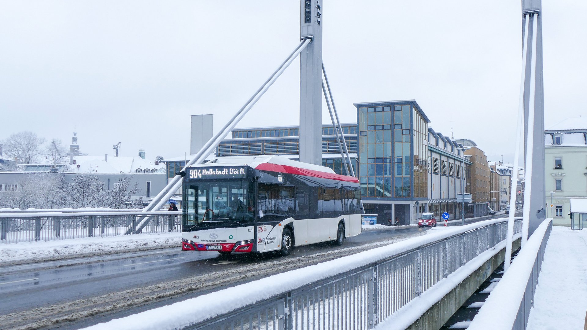 Bus im Schnee über Luitpoldbrücke