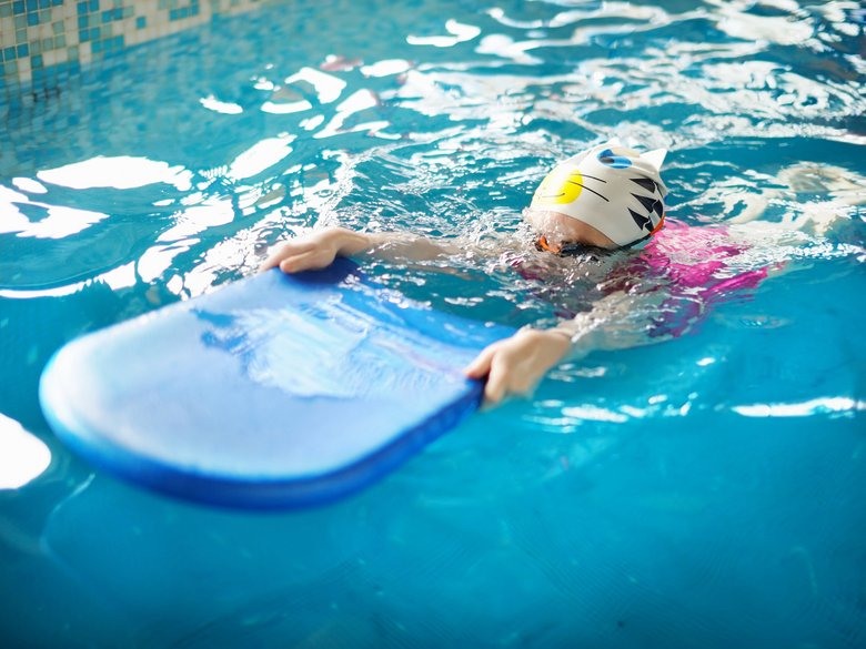 Schwimmer mit Schwimmbrett Schwimmer mit Schwimmbrett