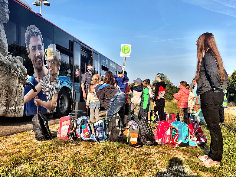 Schulkinder lernen das Einsteigen in den Bus