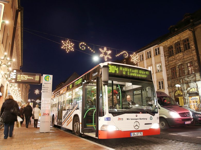 Bus in Bamberg mit Weihnachtsbeleuchtung