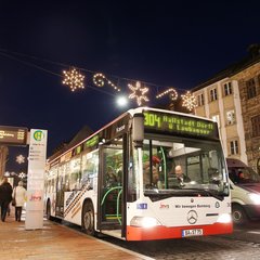 Bus in Bamberg mit Weihnachtsbeleuchtung