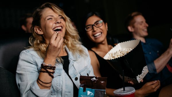 Besucherinen im Kinosommer mit Popcorn