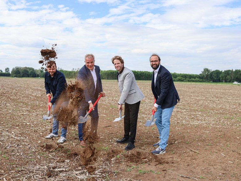Spatenstich für die PV-Anlage Bamberger Südflur Stadtwerke-Projektkoordinator Johannes Bergen, Dr. Michael Fiedeldey (Stadtwerke-Geschäftsführer), Oberbürgermeister Sebastian M. Niedermaier sowie Ulrich Geis, Geschäftsführer der Energieallianz Bayern beim Spatenstich für die PV-Anlage in der Bamberger Südflur