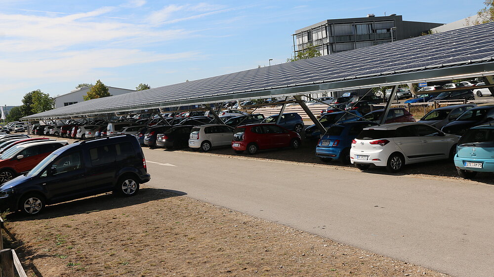 Autos unter dem Carportdach mit Photovoltaik am P+R Kronacher Straße