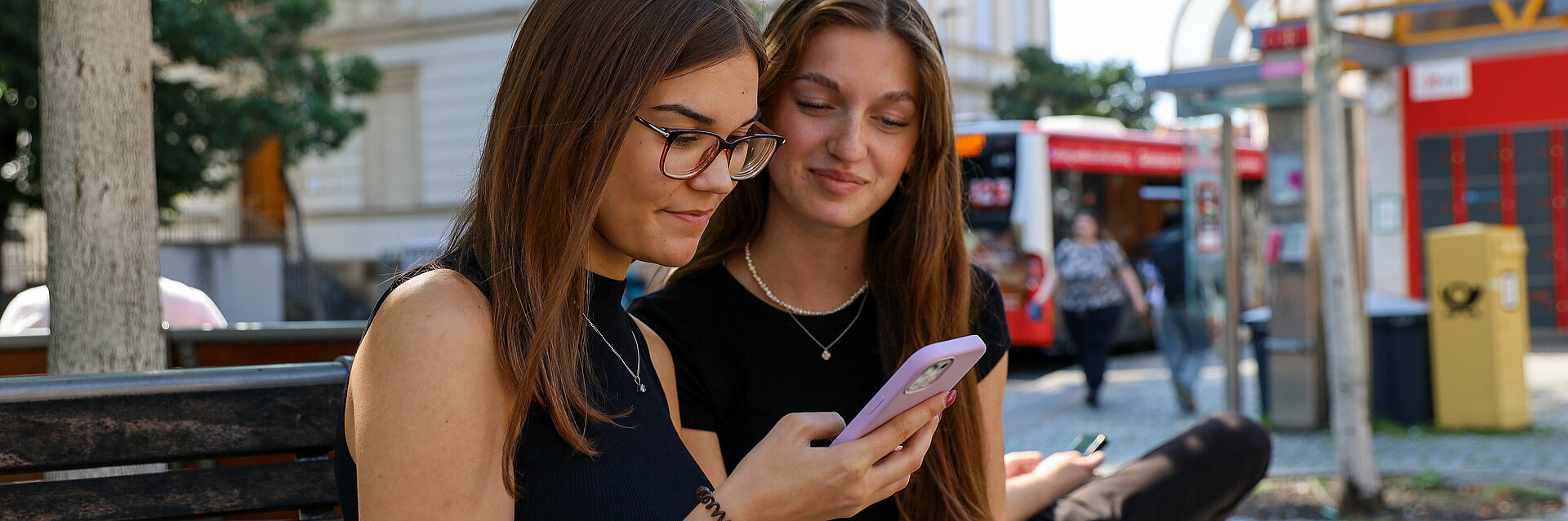 Zwei junge Frauen mit Smartphone in der Bamberger Innenstadt