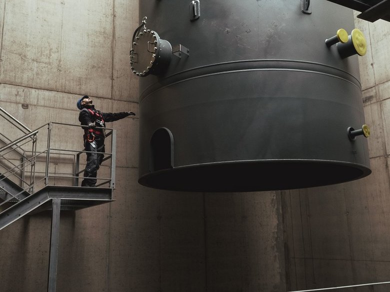 Einbau Pufferspeicher Energiezentrale - Monteur neben Speicher