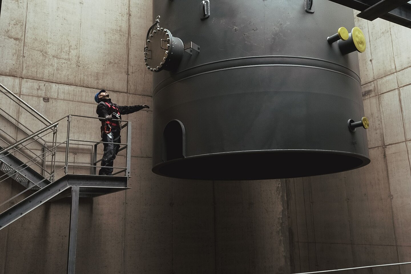 Einbau Pufferspeicher Energiezentrale - Monteur neben Speicher