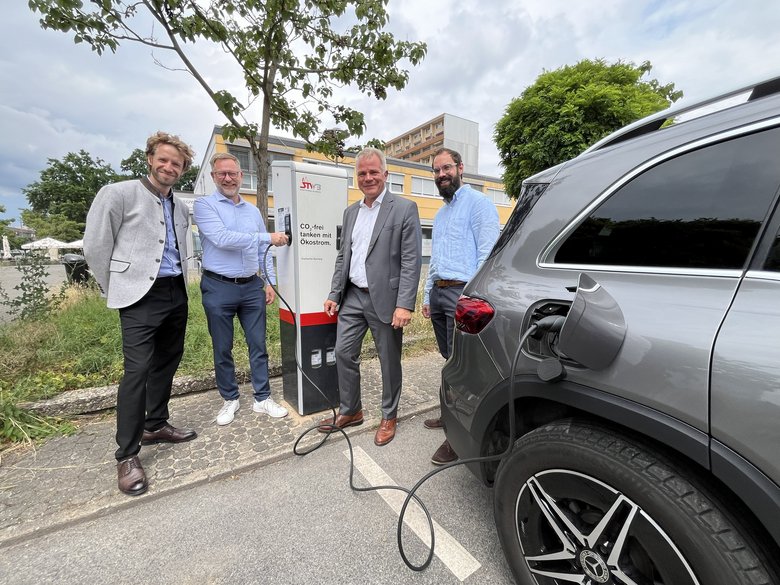 Stadtwerke haben am Troppauplatz eine weitere Elektroladesäule in Betrieb genommen Stadtwerke haben am Troppauplatz eine weitere Elektroladesäule in Betrieb genommen