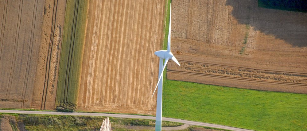 Windrad auf einem Feld in Sassendorf