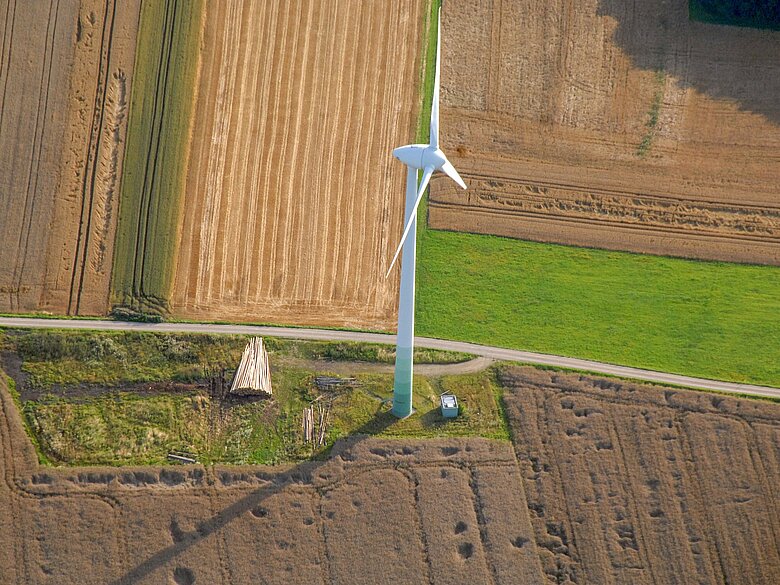 Windrad auf dem Feld in Sassendorf