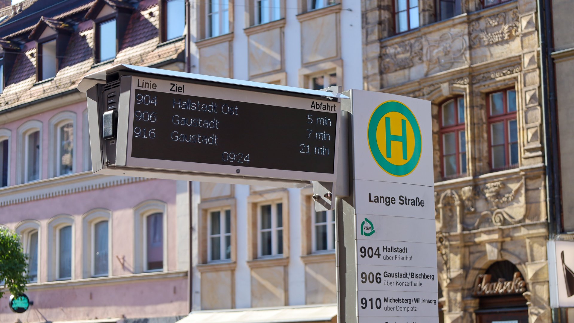 Digitale Haltestellenanzeige in der Langen Straße Bamberg Digitale Haltestellenanzeige in der Langen Straße Bamberg