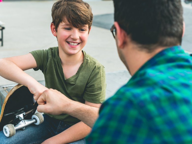 Junge und Mann begrüßen sich freundlich Junge und Mann begrüßen sich freundlich