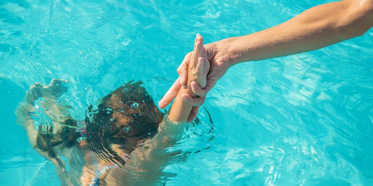 Kind geht im Schwimmbad unter - Helfende Hand rettet