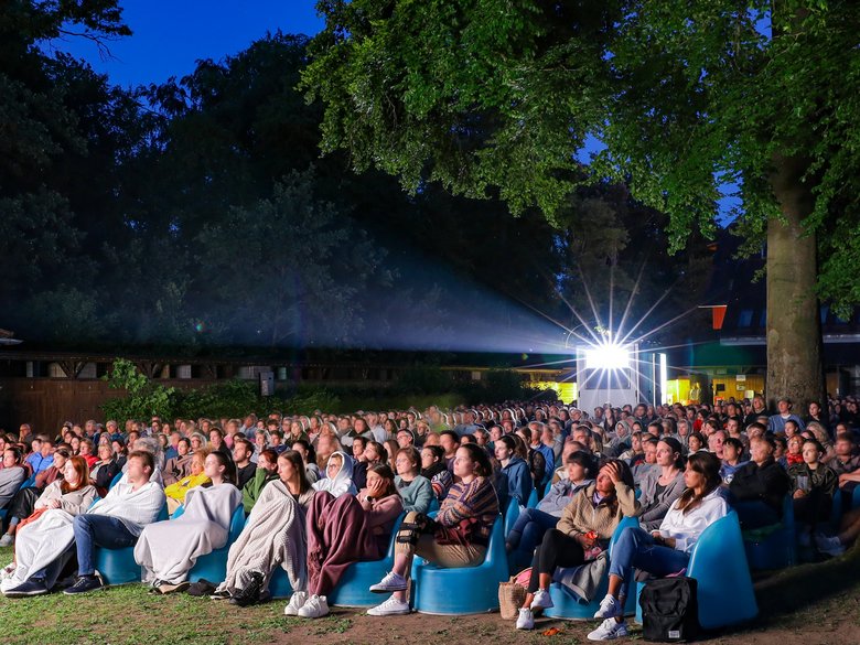 Am 4. Juli startet der Kinosommer in der Hainbadestelle Zuschauer am Abend beim Bamberger Kinosommer in der Hainbadestelle