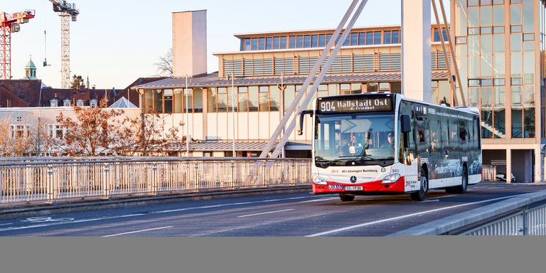 Bus auf Brücke