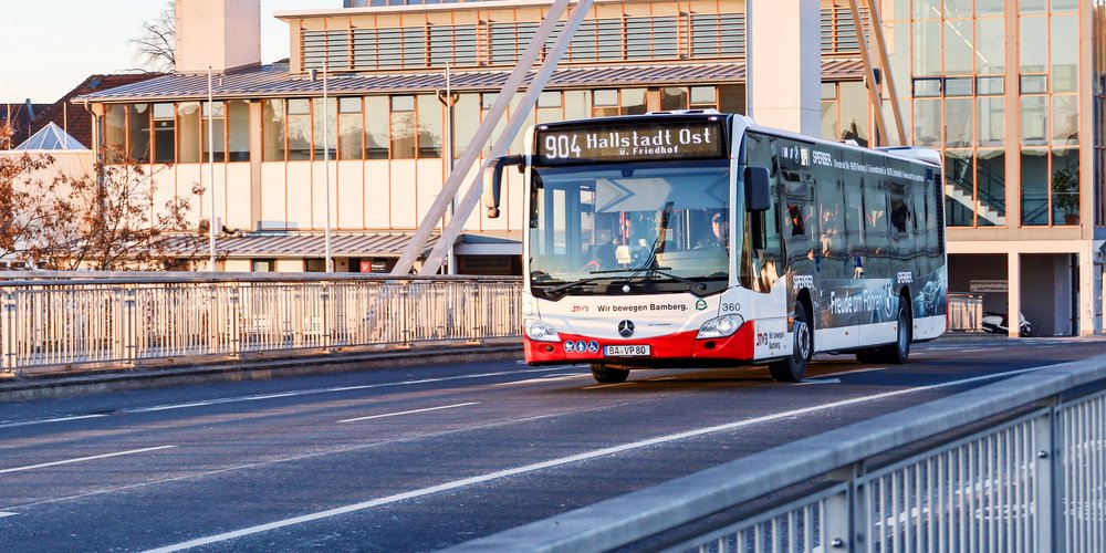 Bus auf Brücke