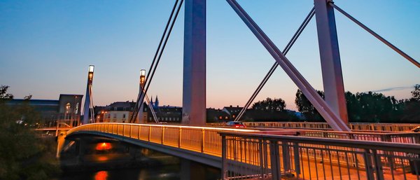  Loewenbruecke in Bamberg beleuchtet